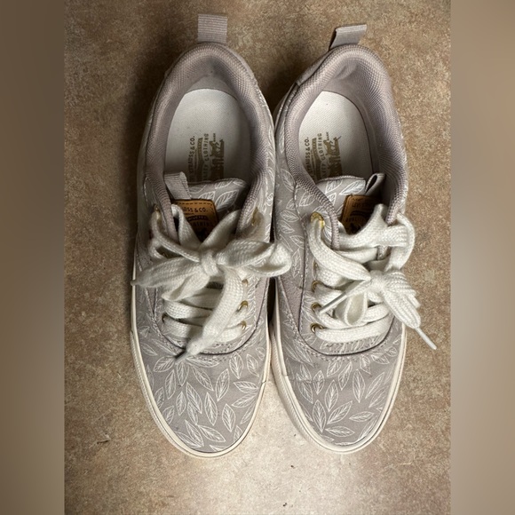 SOLD - Levi’s Grey Leaf Print Lace Up Sneakers - Picture 6 of 7